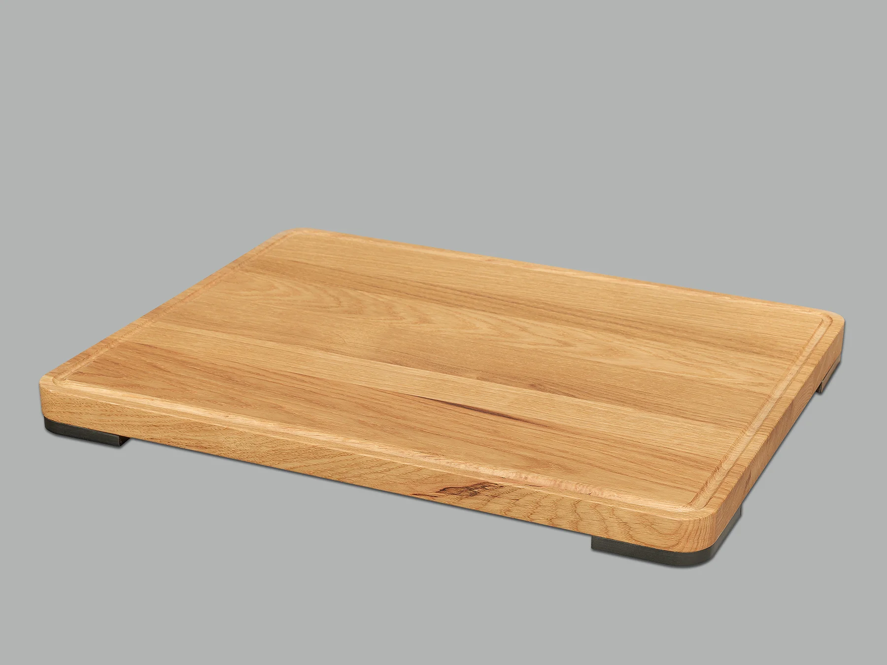 WOLFBOARD.one massives Eichenbrett für Wolf Pack von schräg oben mit Saftrille und schwarzen Standfüßen