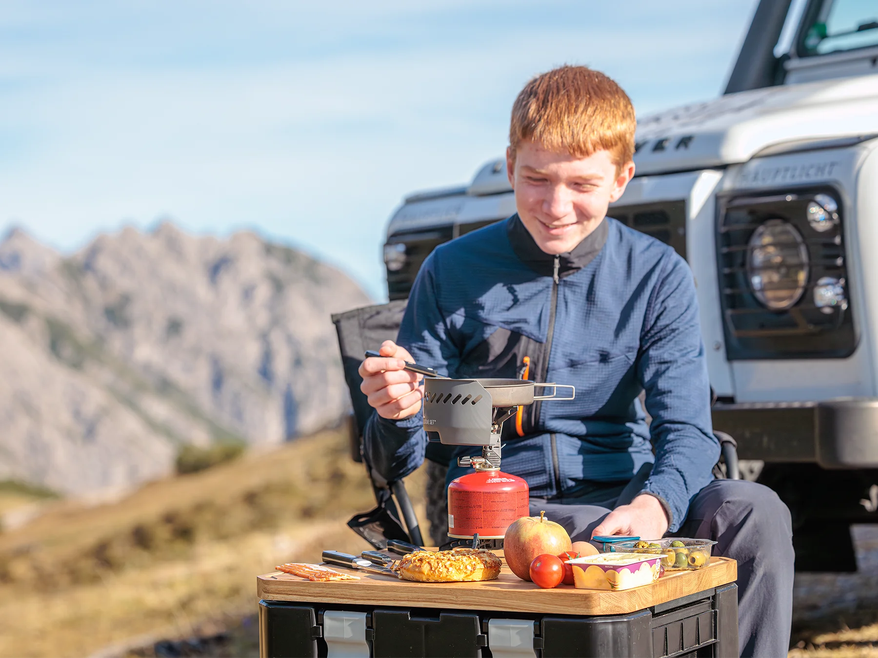 WOLFBOARD.pro Schneide- und Arbeitsbrett aus massiver Eiche auf einer Front Runner Wolf Pack Pro Box bem Camping-Einsatz im Gebirge