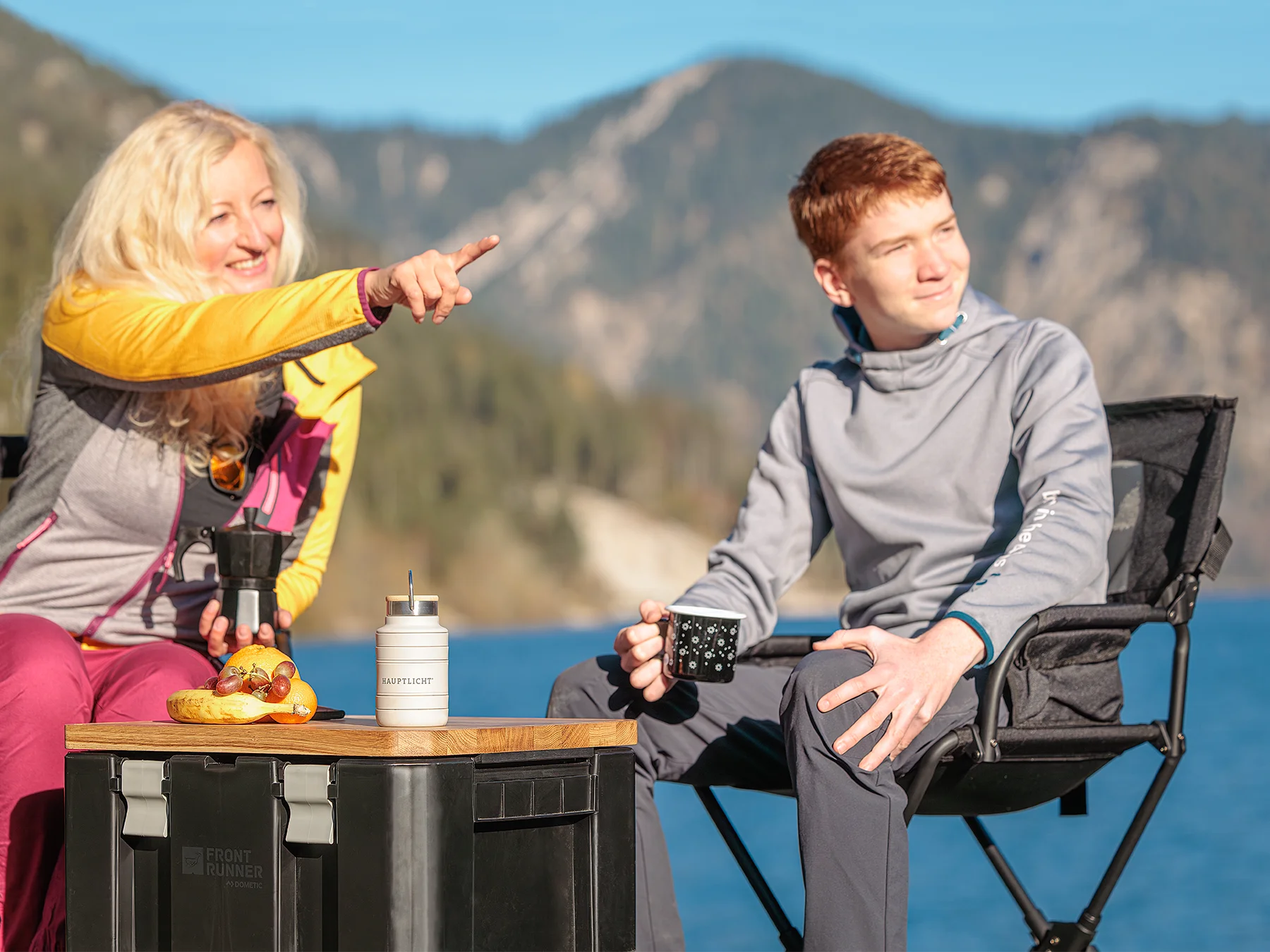 Zwei Camper machen Pause am See mit demWOLFBOARD.pro Eichenbrett als Beistelltisch auf einer Front Runner Wolf Pack Pro Box