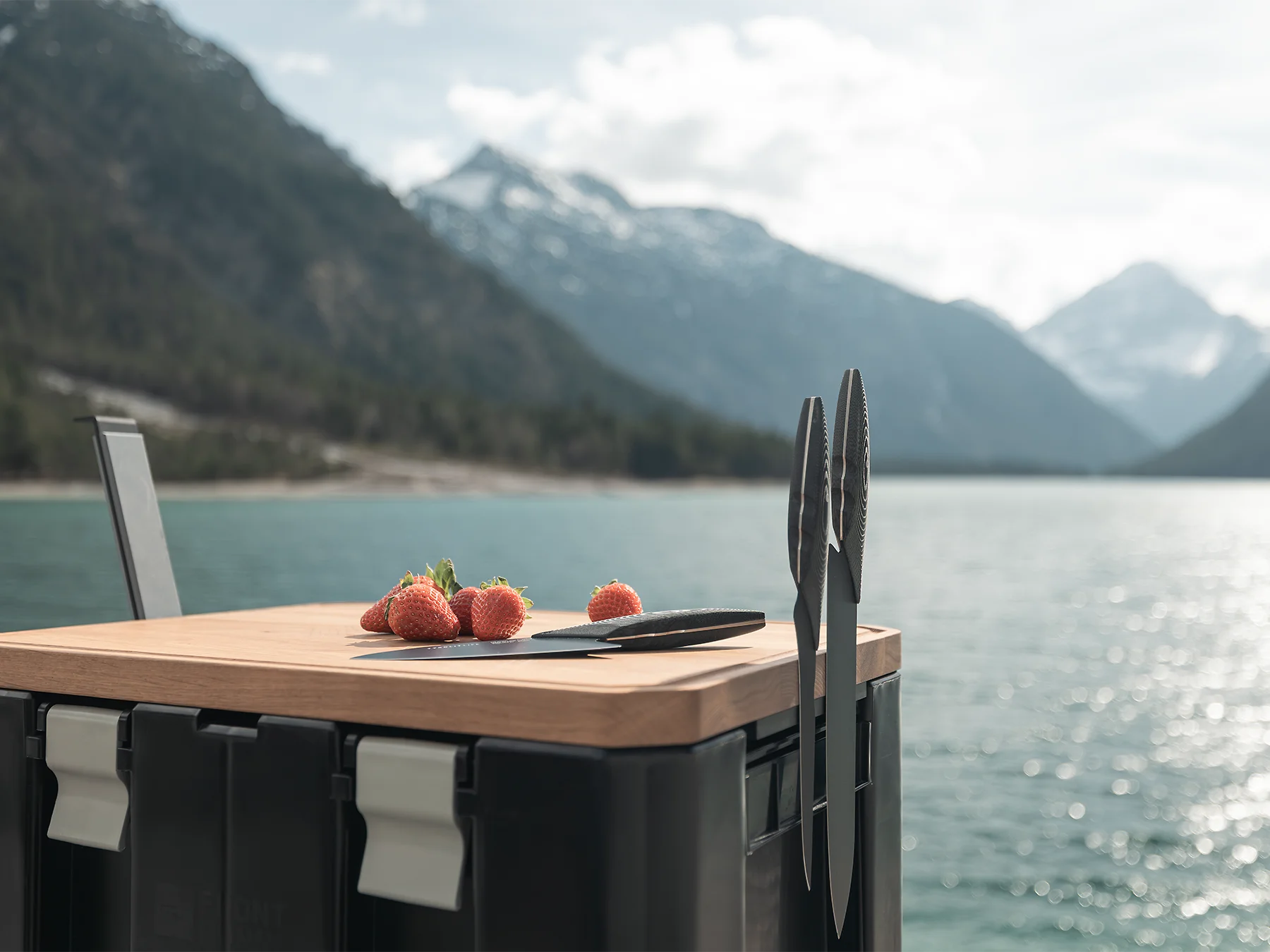 WOLFBOARD.ultra Eichenbrett mit integrierter Magnetkante für Messer vor Bergkulisse