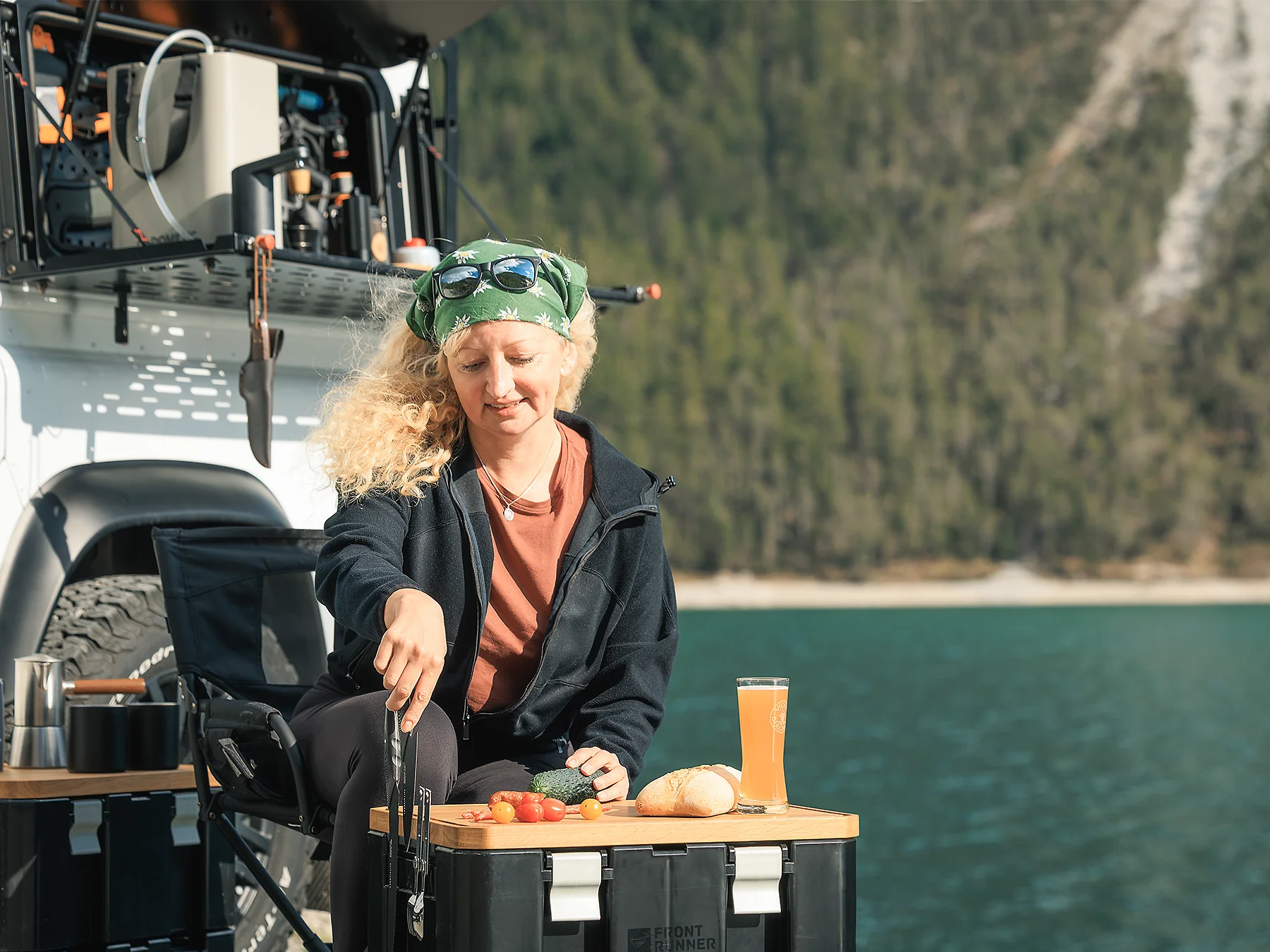 WOLFBOARD.ultra als magnetisches Eichenbrett für Wolf Pack Pro beim Camping am See