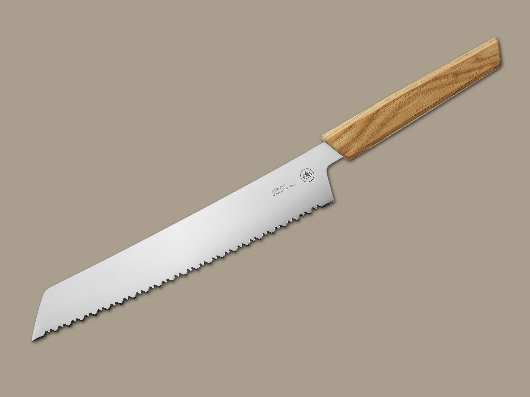 HORL® Brotmesser mit Eichenholzgriff und Triple Pro Cut Wellenschliff auf beige-grauem Hintergrund