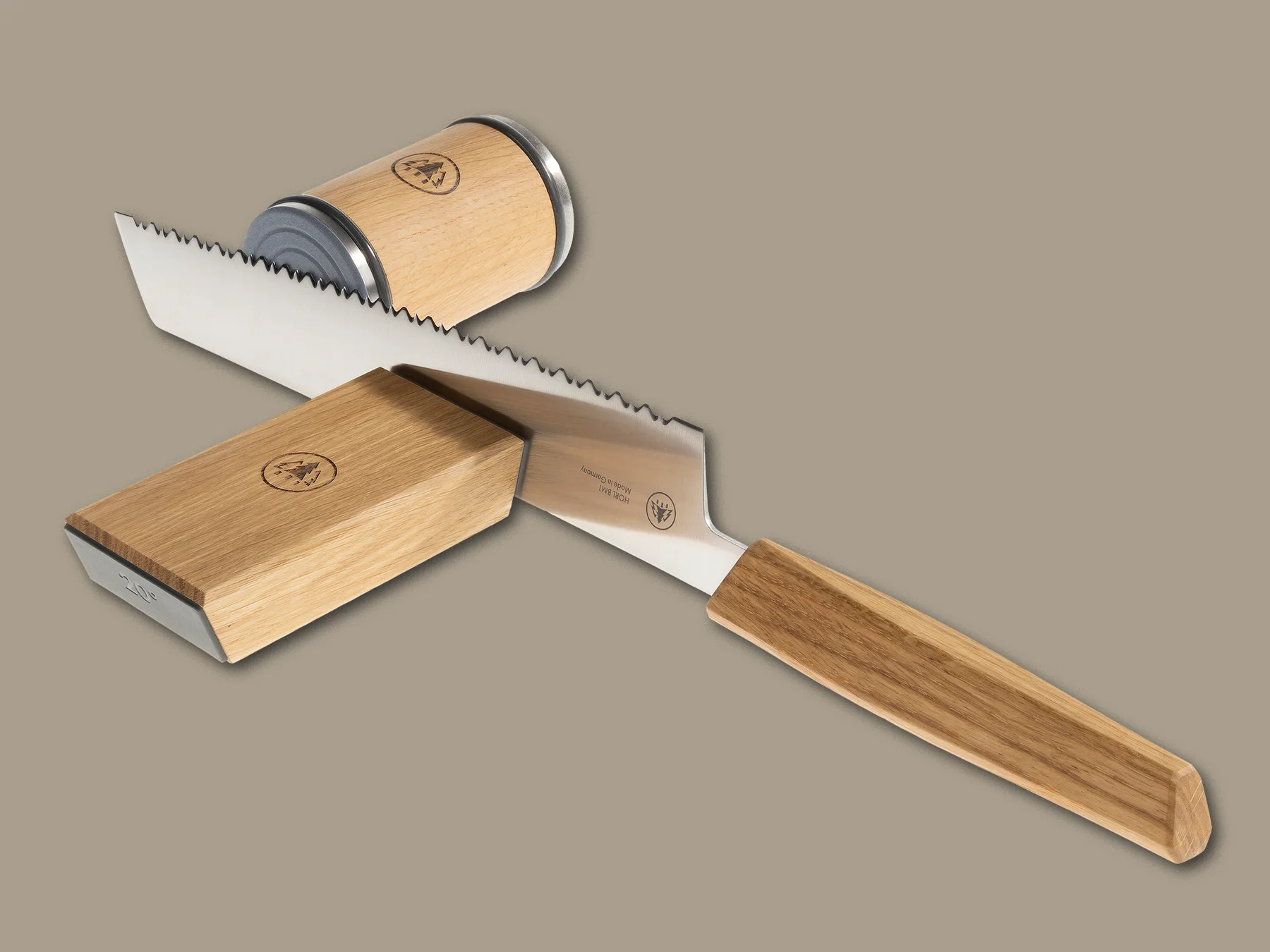 HORL® Brotmesser Eiche wird mit dem HORL®3 Rollschleifer Eiche und der dazugehörenden Magnet-Schleiflehre auf beige-grauem Hintergrund geschliffen